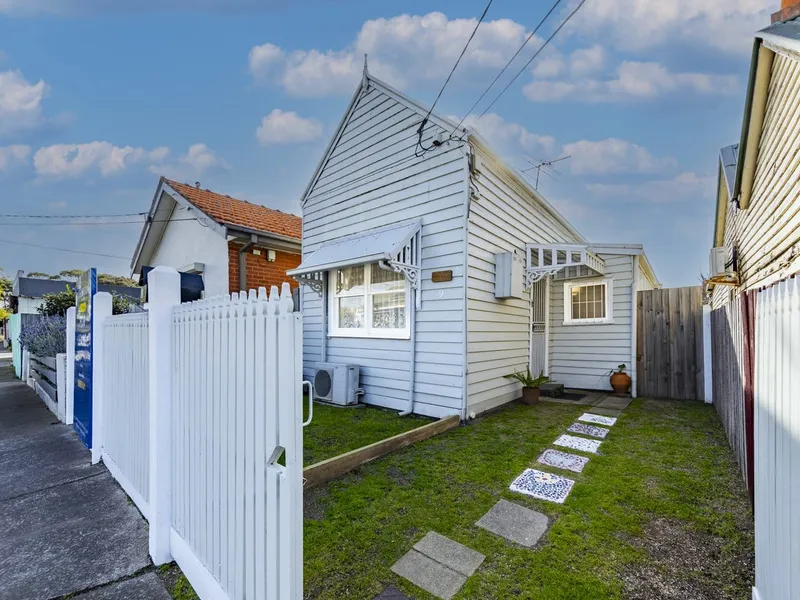 Beautiful presented one bedroom Cottage house in the Centre of Footscray!