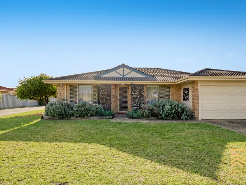 IMMACULATELY PRESENTED STREET FRONT READY TO MOVE IN!