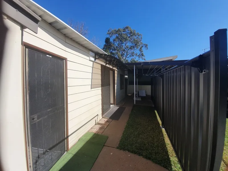 Only 1 Minute away from Macquarie Fields Train Station. WIFI included in Rent!!!