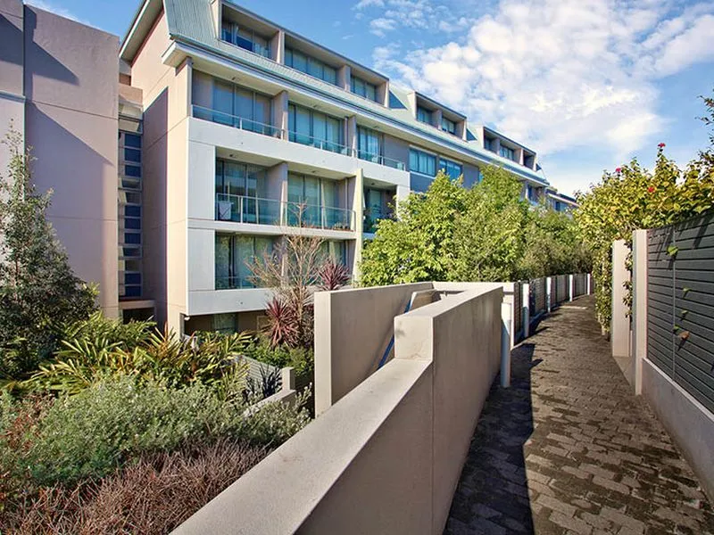 A LARGE ONE BED + STUDY! CLOSE TO STATION AND SHOPS