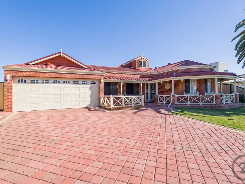 Luxury on Latiano – Indulge in the Epitome of Coastal Elegance.