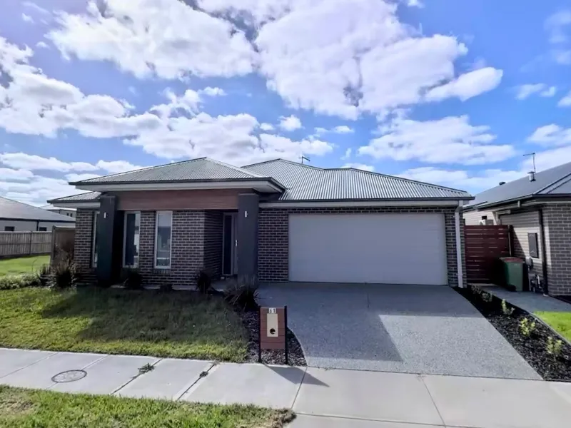 SPACIOUS AND MODERN FAMILY HOME!