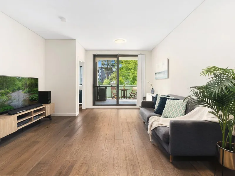 Available Now-Oversized north facing apartment
