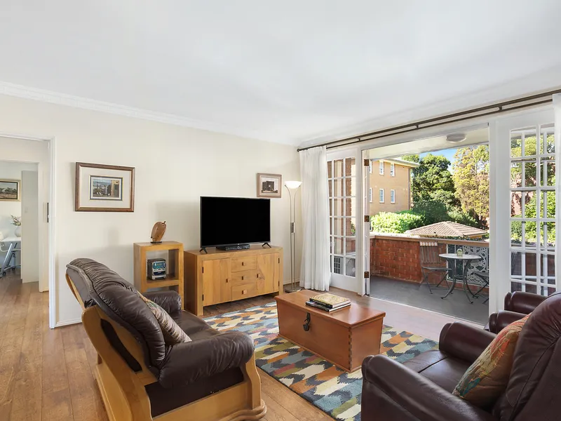 Effortlessly homely apartment embraces a lovely garden outlook