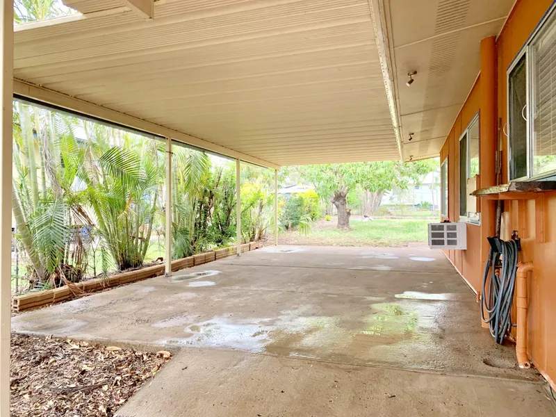 4 BEDROOM HOME WITH A COVERED ENTERTAINERS PATIO!