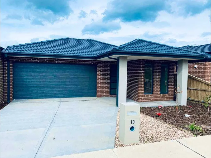 Unbeatable Location 4 Bedrooms Family Home in Mernda!!