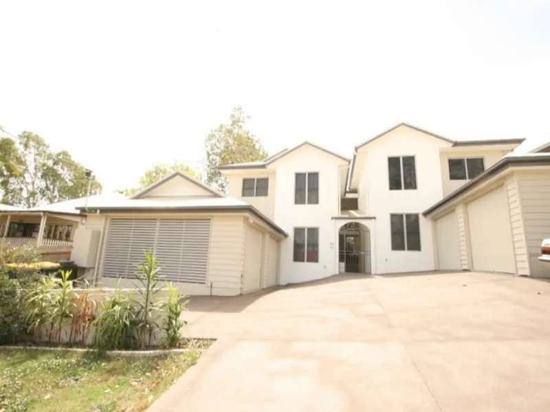 MODERN, BRIGHT AND AIR CONDITIONED - SMALL PETS ON APPLICATION