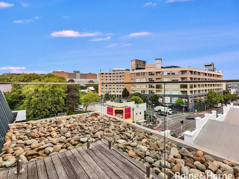 Townhouse Style Apartment with Views in central location
