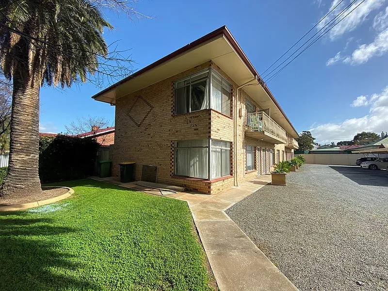 ONE BEDROOM APPARTMENT ONLY MINUTES FROM THE CITY - SET OPPOSITE A PEACEFUL PARK