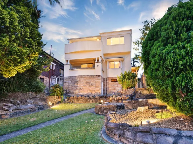 7 bedrooms big house in Earlwood, 600m2 land , 300m2 inside, city view