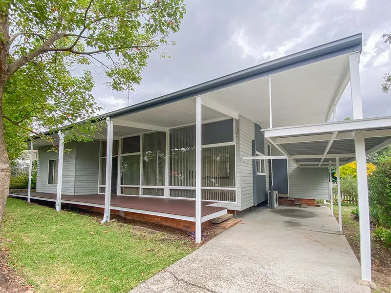 3 Bedroom House walking distance to Macquarie centre/Business Park & Station