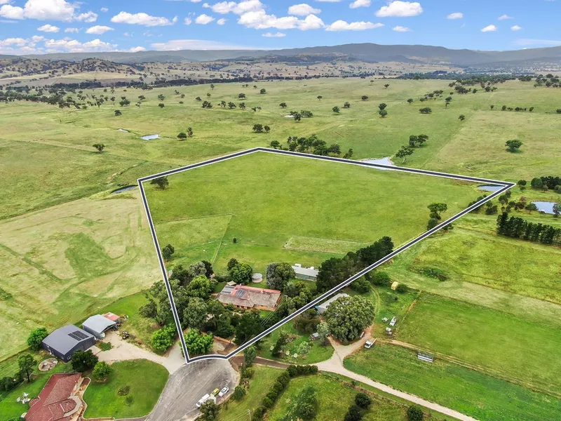 25 ACRE RETREAT - ONLY MINUTES TO BATHURST CBD