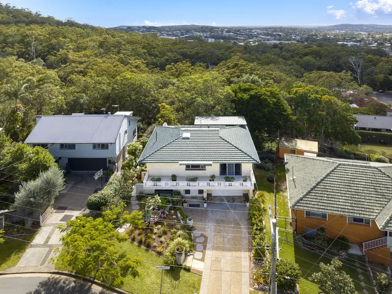 Breathtaking Views & Backing onto North-Facing Bushland