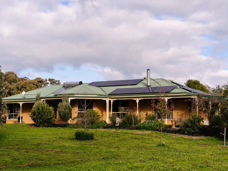 Stunning family home on acreage!