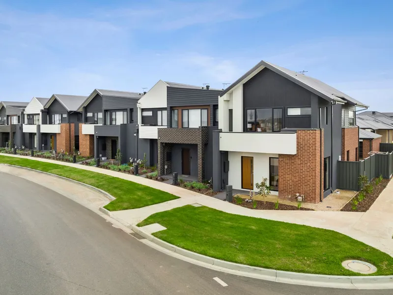SOHO Living, Fixed Price Town house – No Body Corporate, Fisher & Paykel Kitchen Appliances, Driveway, Fencing, Landscaping and Much More!