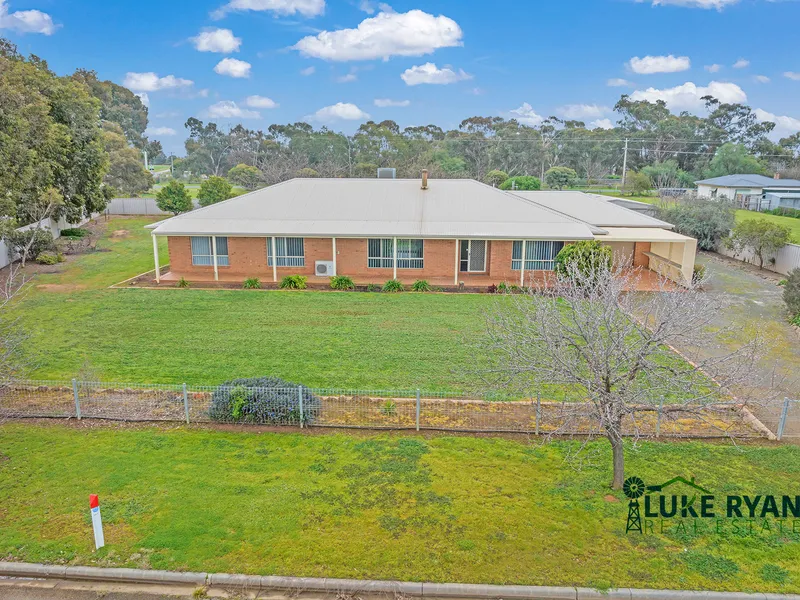 OUTSTANDING 4 BEDROOM BRICK VENEER ON IMPRESSIVE 2100 sqm ALLOTMENT