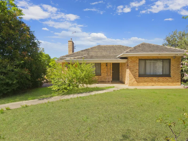 LARGE 3 BEDROOM HOME WITH LARGE REAR FENCED YARD & DOUBLE GARAGE - VERY SPACIOUS