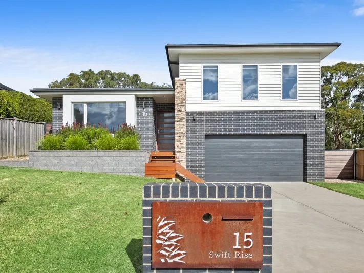 EXECUTIVE HOME IN SOUGHT AFTER BROWN HILL LOCATION