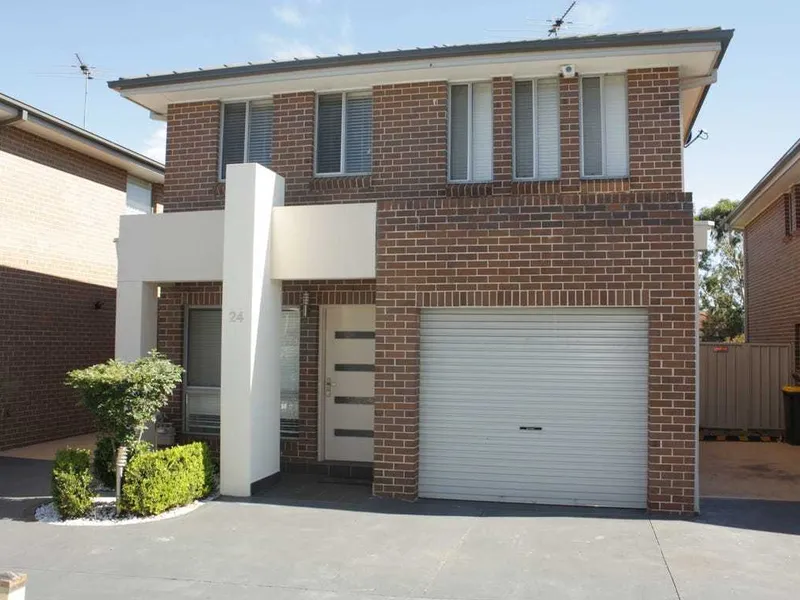 Stunning 4-Bedroom Townhouse - Freshly Painted