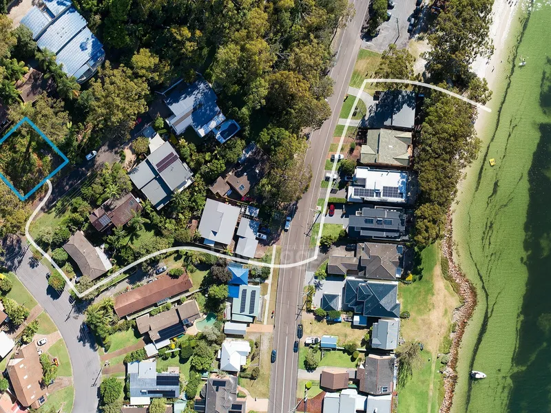 Glistening views & only metres from the waters edge