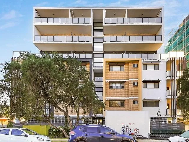 Nearly New Two Bedrooms Apartment With Private Courtyard.