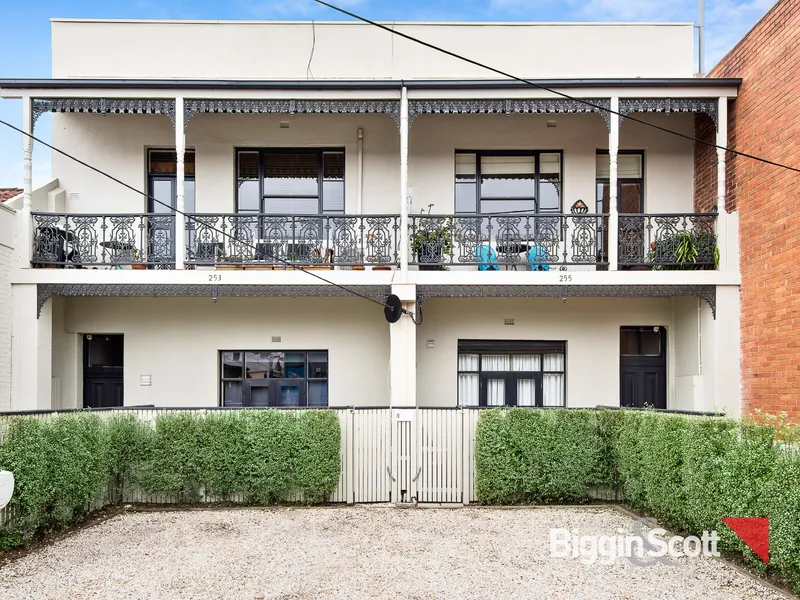 UNIQUE AND STUNNING 1 BEDROOM APARTMENT IN THE HEART OF RICHMOND!