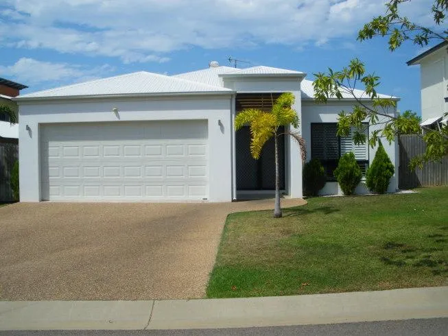 SPARKLING IN-GROUND POOL