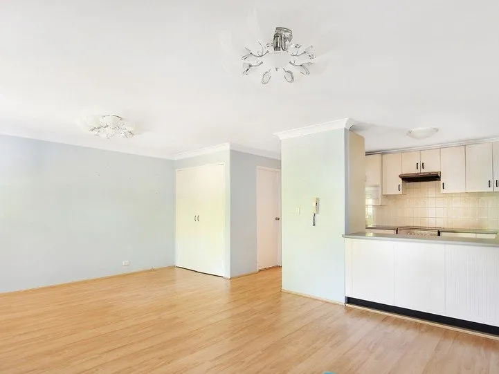 Convenient location, walk to train and mall