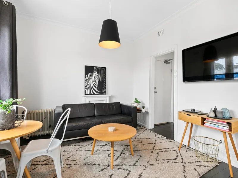 FULLY FURNISHED ART DECO DESIGNER ONE BEDROOM APARTMENT