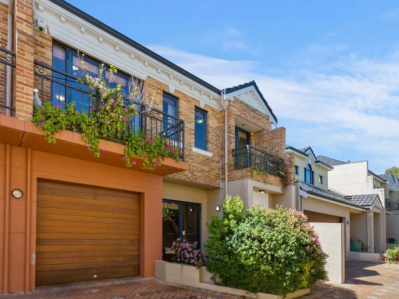 APPLICATIONS PENDING!! * Stylish Townhouse in Fabulous Location *