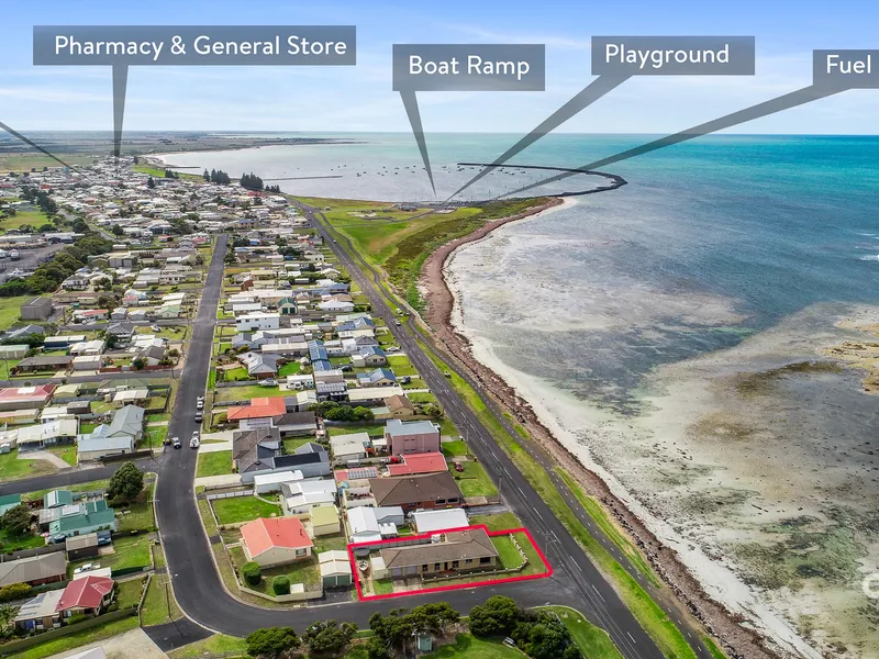 4BR BEACHFRONT HOME WITH IMPRESSIVE VIEWS