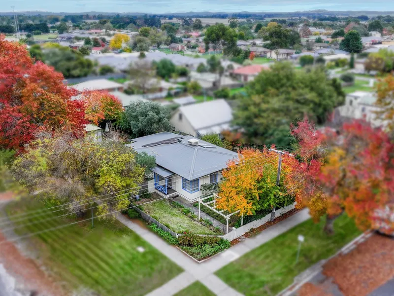 Central Charmer In The Heart Of The Popular Ballan Township.