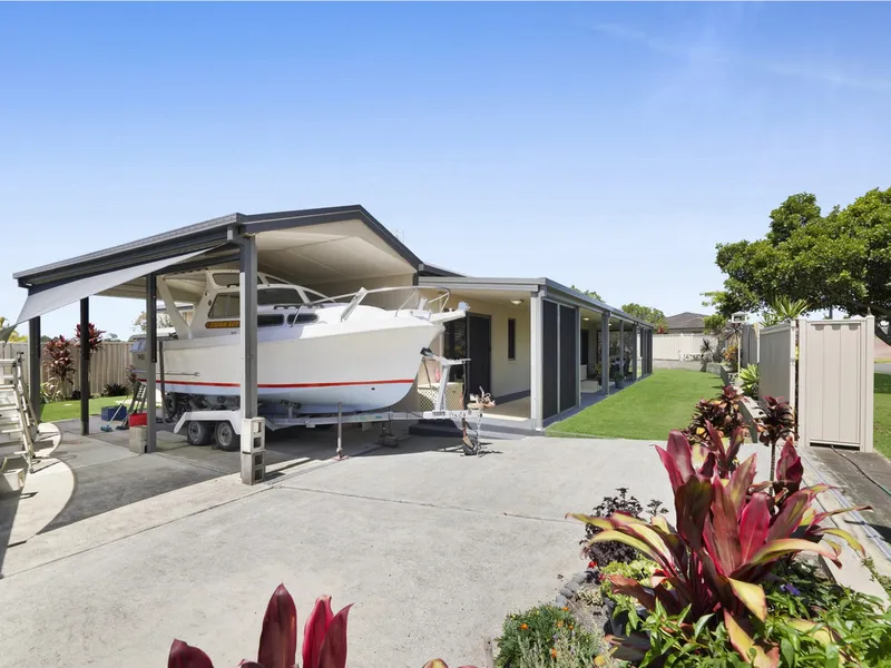 POLISHED SINGLE-LEVEL WITH CARAVAN/BOAT PROVISION