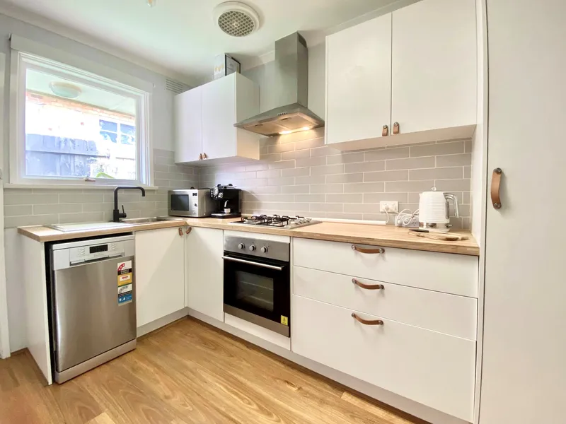 TWO BEDROOM UNIT WITHIN WALKING DISTANCE TO BEACH & SHOPS! | HODGES CAULFIELD