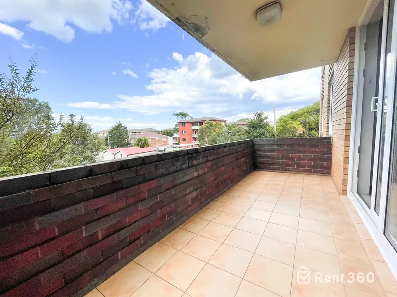 Spacious, Modern, Bright, Renovated Three Bedroom, 2.5 Bathroom Home. Ideal Location - GENUINE BARGAIN