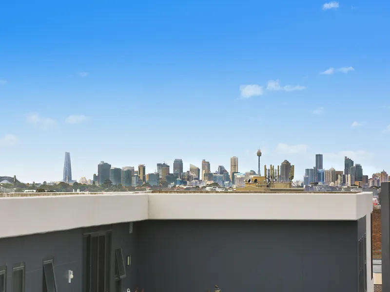 TOP LEVEL LUXURY APARTMENT WITH SWEEPING VIEWS