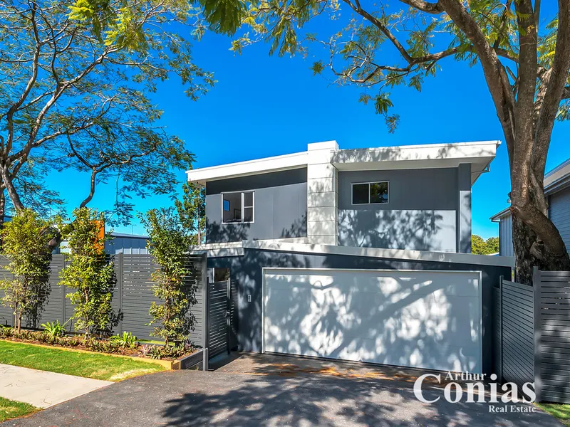 Impeccable Family Entertainer by the River