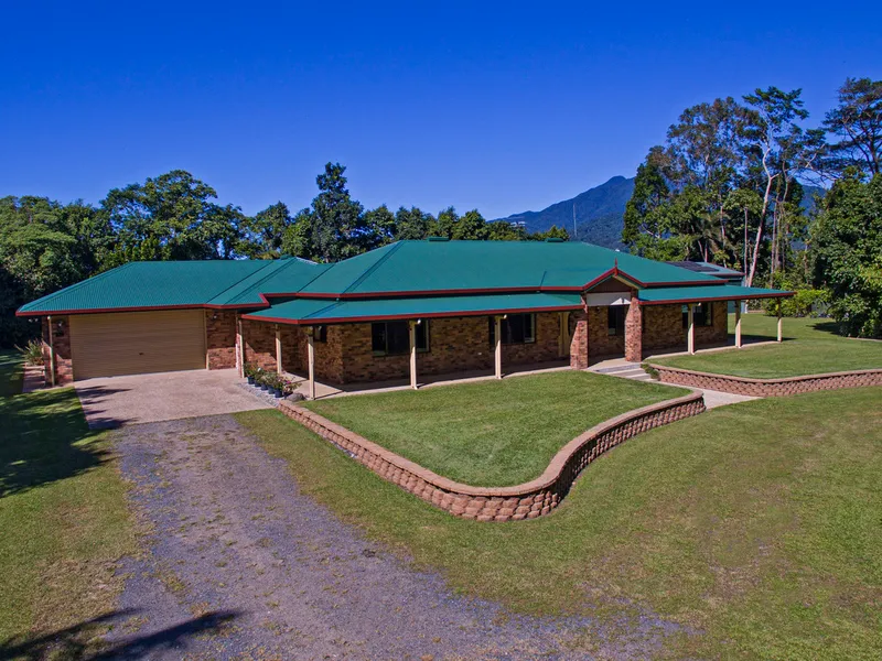 Private Acreage - Large Family Home - 14 x 9 m Shed