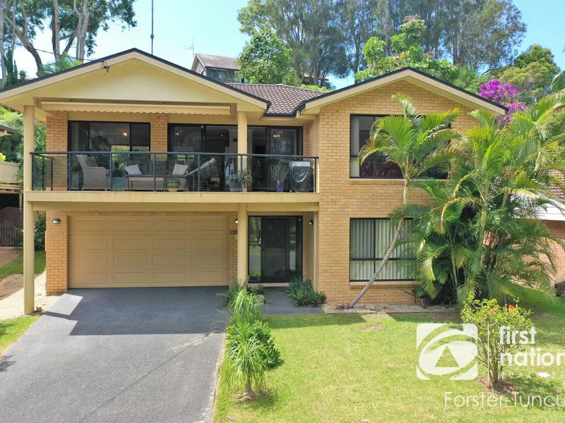 SPACIOUS LAKE SIDE FAMILY HOME