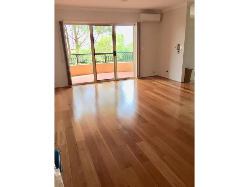 2 Bedroom, Spacious Sunny Immaculate in Cul De Sac