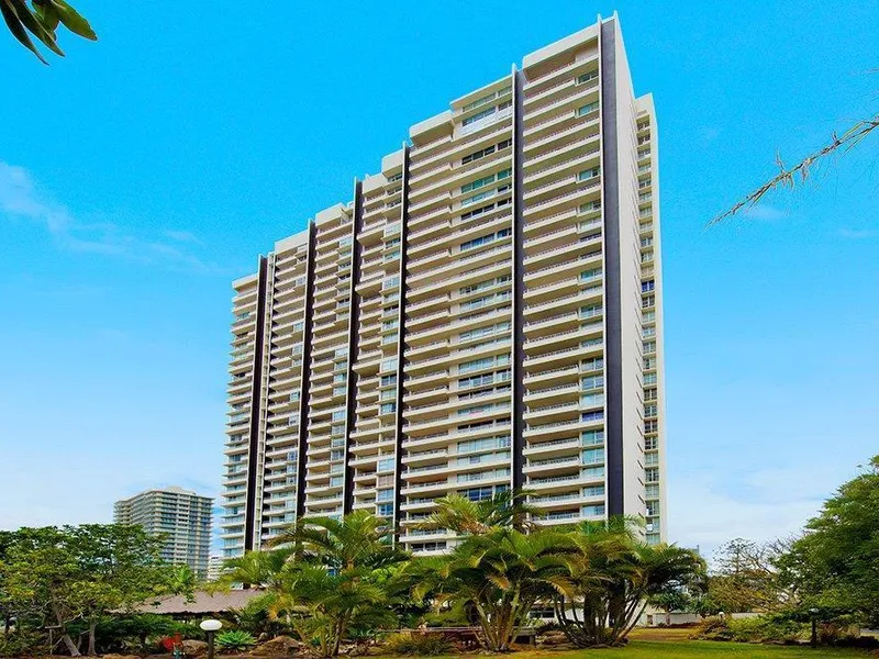 3 Bedrooms 3 Bathroom Furnished Apartment in 'Golden Gate'!