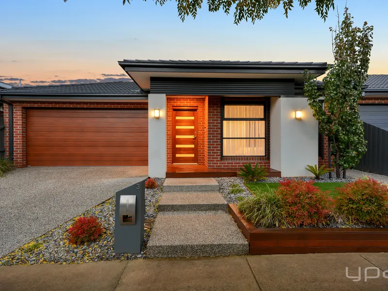CREATE YOUR DREAM LIFESTYLE IN THIS BLUE-CHIP LOCATION 