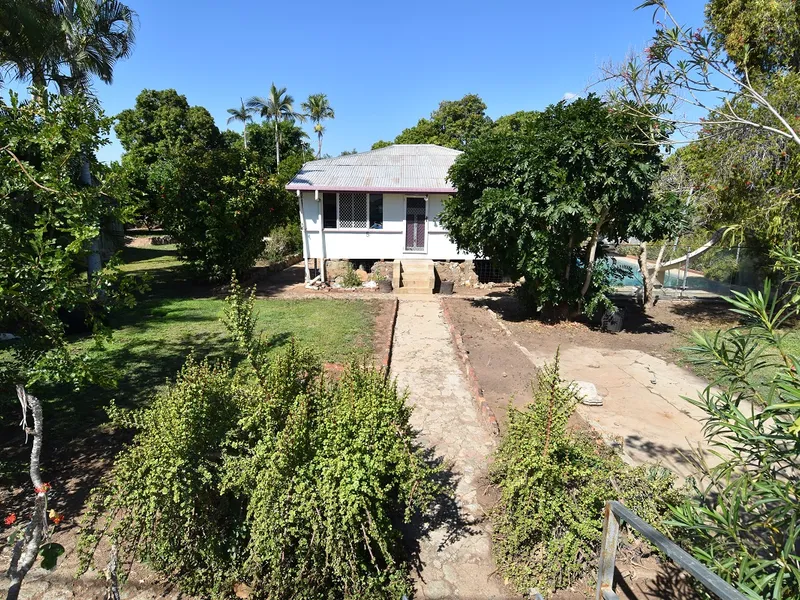 FOUR BEDROOM COTTAGE + MASSIVE POOL