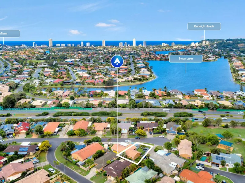 SPACIOUS DUPLEX WITH LARGE PRIVATE COURTYARD