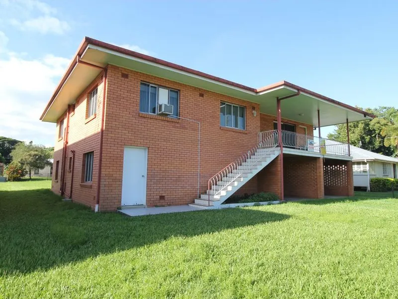 4 BEDROOM HOME - ALL CONVENIENCES AT YOUR DOORSTEP!