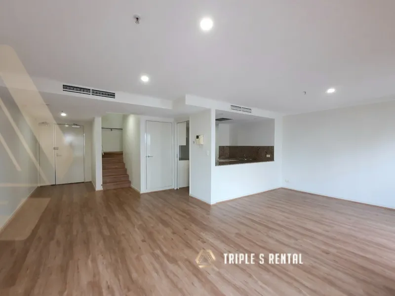 Timber Floor & Double Layer & Huge Size & Bathtub & 2 Mins to Darling Harbour & Chinatown & Close to Everything & Gym & Swimming Pool & Secure