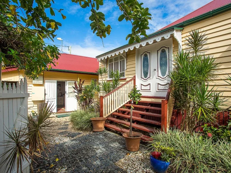 DUAL LIVING/DUAL INCOME