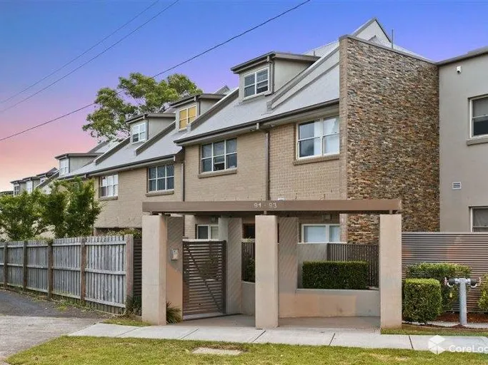 Building area: approx. 201 sqm. including living 168 m2 & double lock-up garage of 33 m2