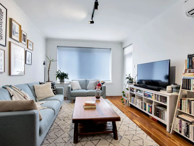 SPACIOUS 2 BED APARTMENT FULL OF NATURAL LIGHT | Besser+Co Ideal Locale