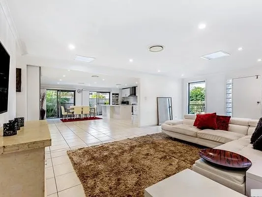 SINGLE LEVEL 4 BEDROOM X 3 BATHROOM family home in Clear Island Waters